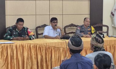 Babinsa Koramil Klungkung Kawal Pendistribusian BLT di Desa Akah